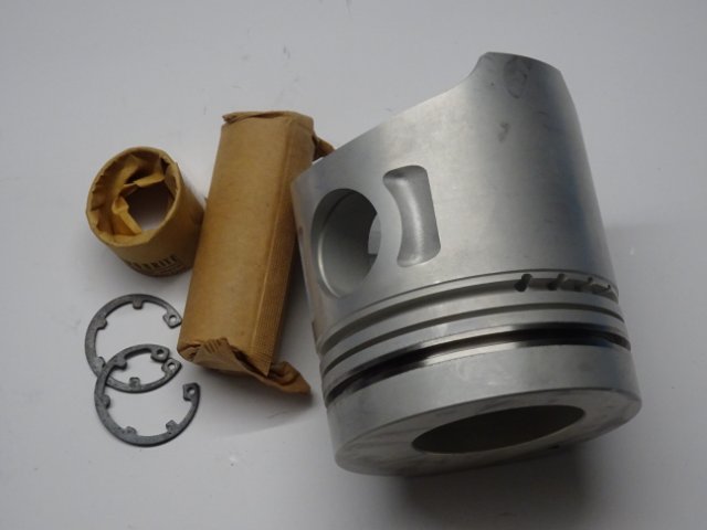 Piston Kit ME012858